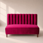 divan-dallas-double-bordo Двосторонній диван Dallas double з бордовою (бордово-малиновою) велюровою оббивкою, вертикальною стяжкою на високій спинці та дерев'яними ніжками для ресторану чи кафе.