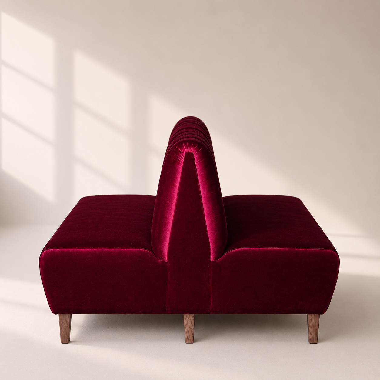 divan-dallas-double-bordo-velur Двосторонній диван Dallas double з бордовою (бордово-малиновою) велюровою оббивкою, вертикальною стяжкою на високій спинці та дерев'яними ніжками для ресторану чи кафе.