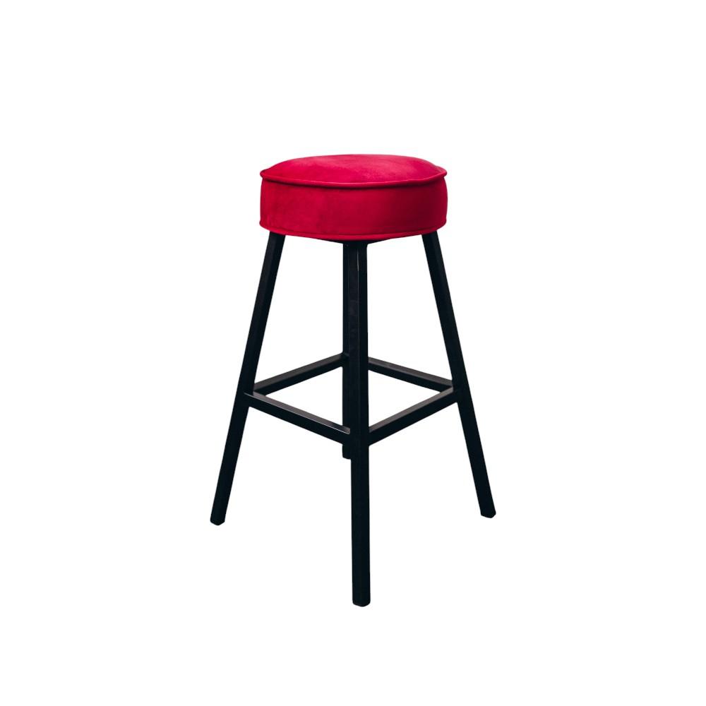 ralf-bar-stool-red-black-metal Барний стілець Ralf з м'яким червоним велюровим сидінням та чорним металевим каркасом. Кругле сидіння, підставка для ніг