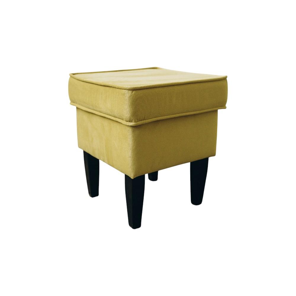 ram-pouf-yellow-velvet-dark-legs М'який квадратний пуфик Ram pouf з гірчично-жовтою велюровою оббивкою, вираженим кантом на сидінні та темними дерев'яними ніжками.