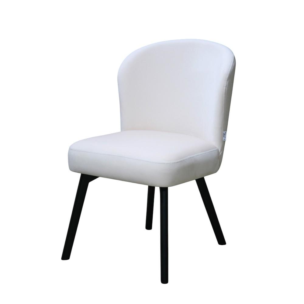 selfie-chair-white-black-legs М'який обідній стілець Selfie з білою тканинною оббивкою, заокругленою спинкою та чорними дерев'яними ніжками.