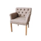 sharm-armchair-beige-wooden-legs М'який стілець-крісло Sharm з бежевою тканинною оббивкою, каретною стяжкою (капітоне) на спинці та світлими дерев'яними ніжками.
