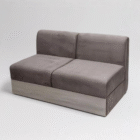 sofa-dacar-grey-brown-velour-wooden-base М'який диван Dacar сірого кольору з дерев'яною основою для ресторану або кафе.